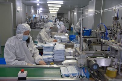 江西南昌进贤县医用口罩日产突破46万，19家企业提前复工支援医疗物资保障
